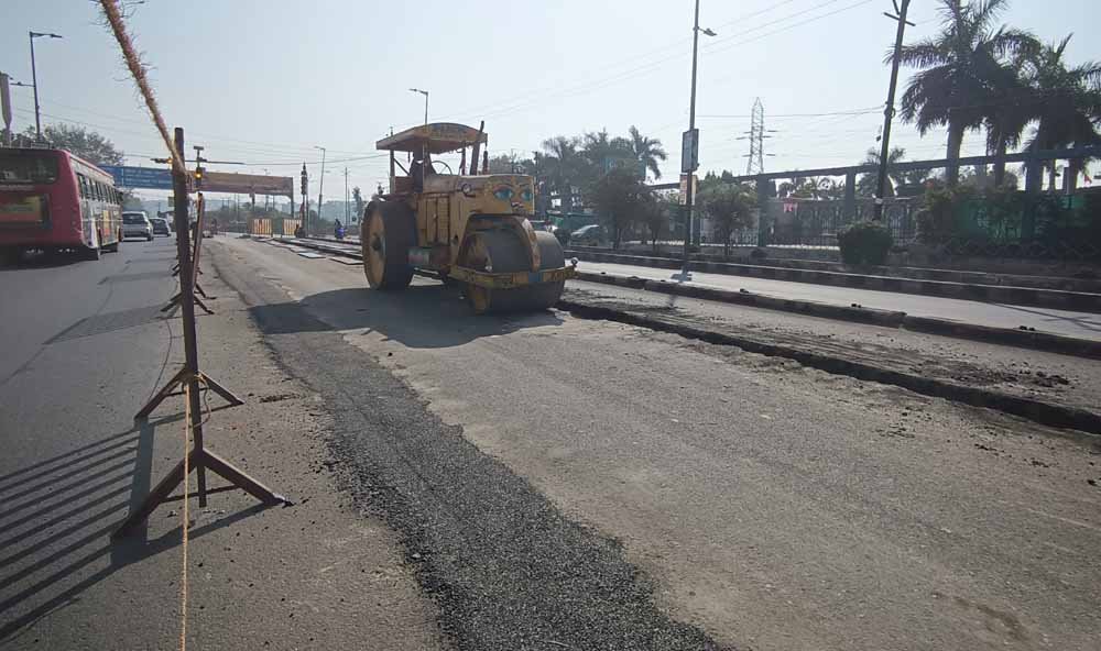 BRTS_ki_lain_Hallapur_me_todi_02.jpg