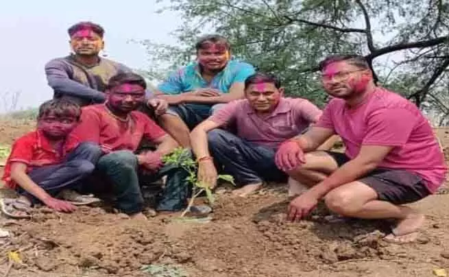 CG : शिक्षक ने पर्यावरण के प्रति गांव वालों को किया जागरूक