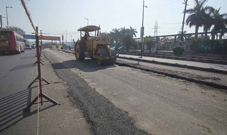 BRTS_ki_lain_Hallapur_me_todi_02.jpg