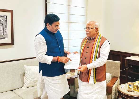 khattar_with_rameshver.jpg