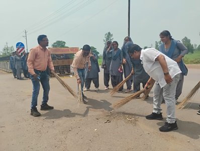 CG : प्रशिक्षणार्थियों ने स्वच्छता के प्रति लोगों को किया जागरूक