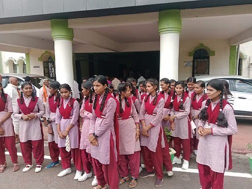 CG : शिक्षकों के संलग्नीकरण से पढ़ाई प्रभावित, छात्र पहुंचे कलेक्टर के पास