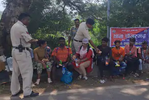 राजनांदगांव : डोंगरगढ़ पुलिस ने पदयात्रियों को स्वल्पाहार वितरण किया
