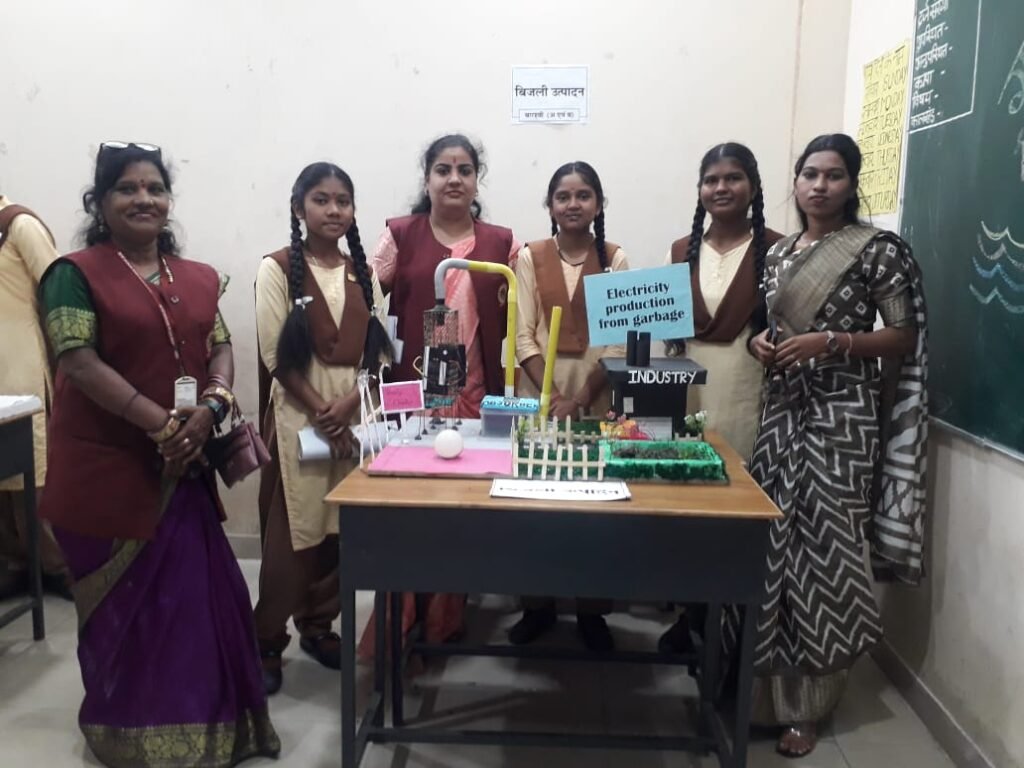 राजनांदगांव : विज्ञान प्रदर्शनी में बच्चें ने किया वेस्ट मटेरियल से बिजली उत्पादन
