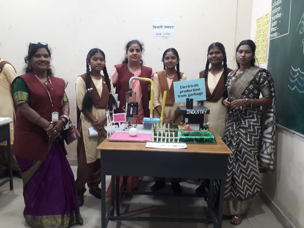 राजनांदगांव : विज्ञान प्रदर्शनी में बच्चें ने किया वेस्ट मटेरियल से बिजली उत्पादन