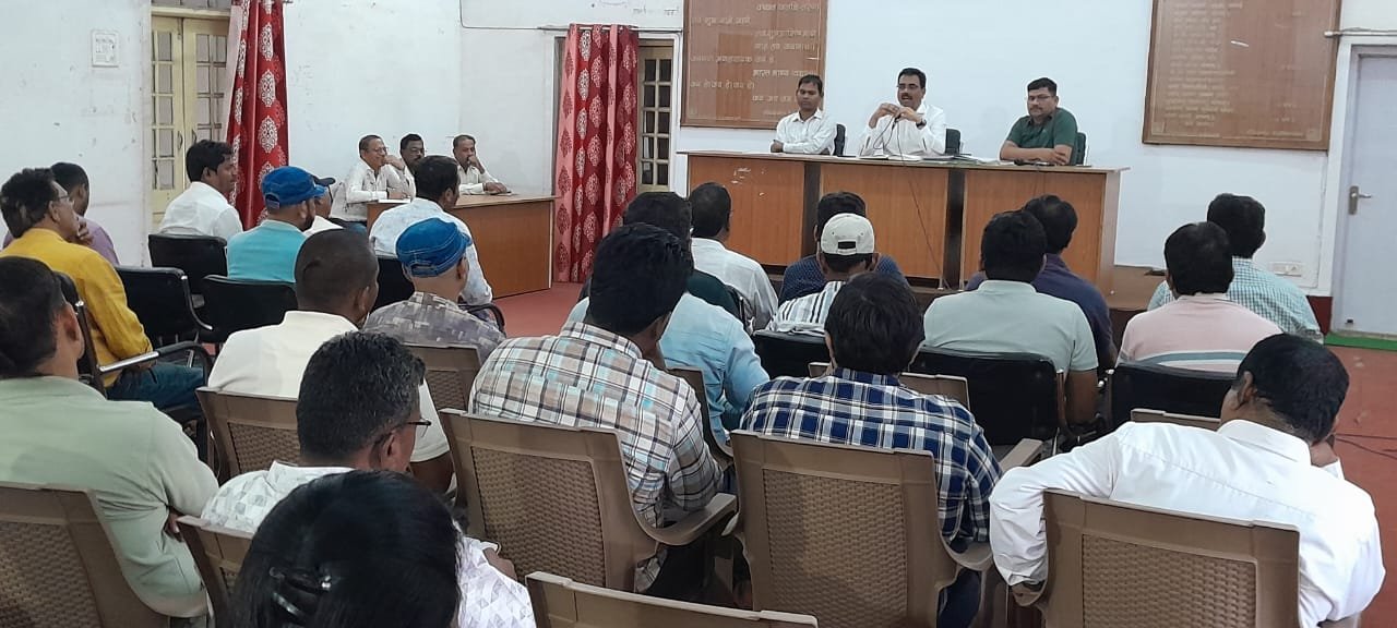 राजनांदगांव : आयुक्त ने की राजस्व की समीक्षा – डिमान्ड के विरूद्ध सतप्रतिशत वसूली के दिये निर्देश