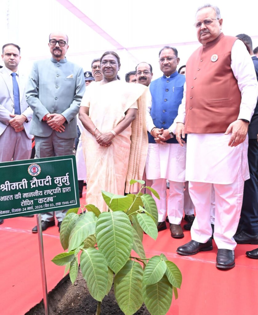 रायपुर : राष्ट्रपति श्रीमती द्रौपदी मुर्मु ने विधानसभा परिसर में किया कदम्ब का पौधरोपण