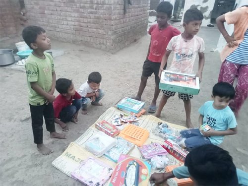 राजनांदगांव : ग्रामीण बच्चों को खिलौनों का वितरण
