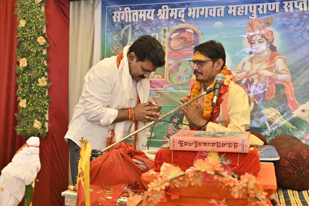 CG : उपमुख्यमंत्री विजय शर्मा कबीरधाम जिला के ग्राम मदनपुर में आयोजित भागवत गीता महापुराण में हुए शामिल