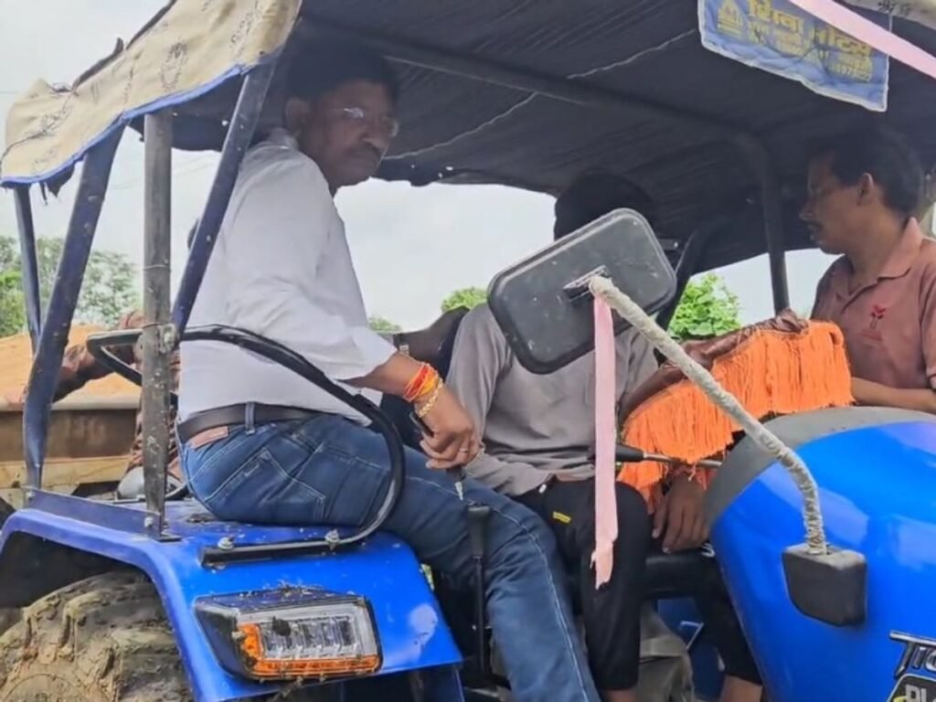 नायब तहसीलदार को ट्रैक्टर से कुचलने का प्रयासअपनी जान ऐसे बचाई जानिए