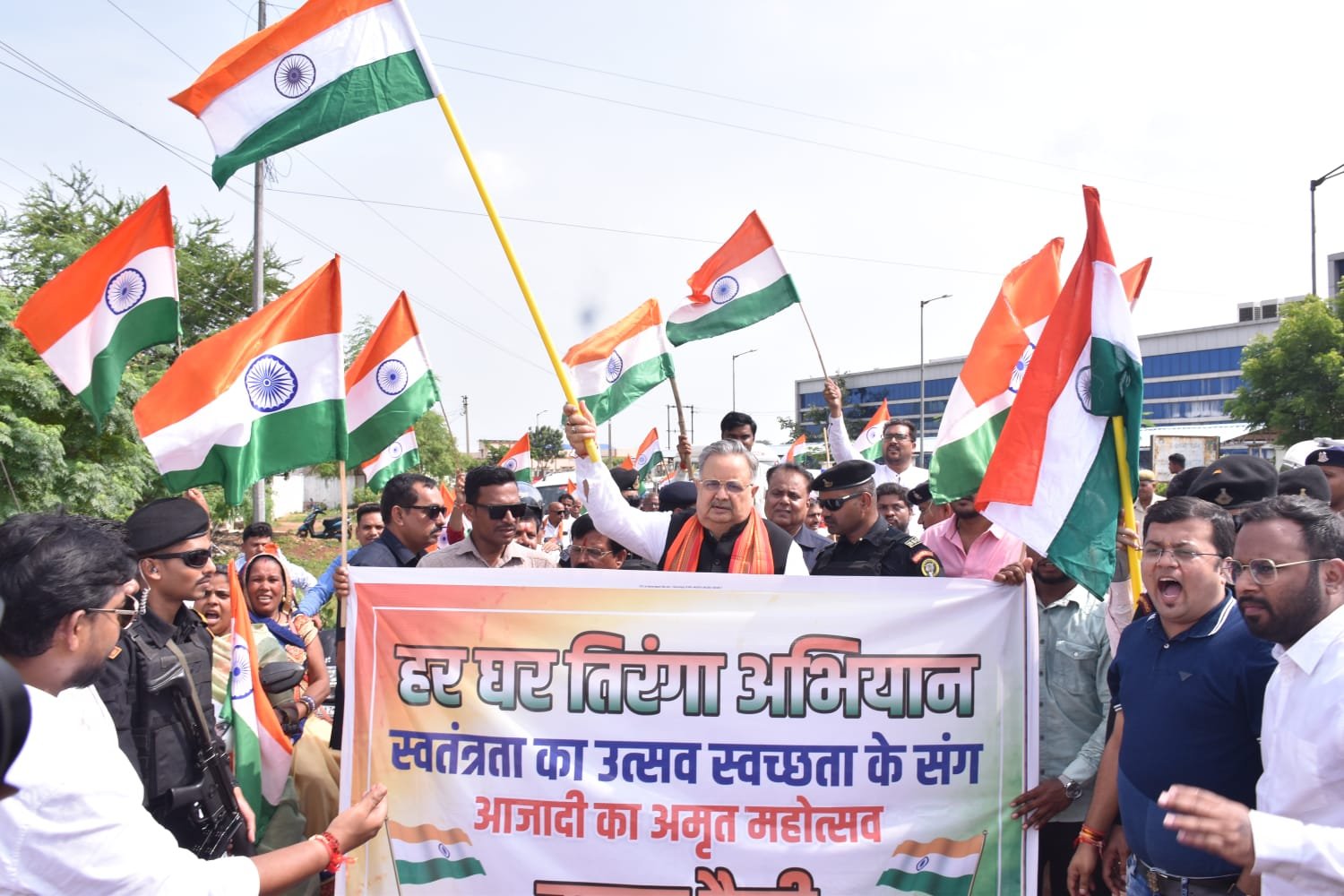 राजनांदगांव : विधानसभा अध्यक्ष डॉ. रमन सिंह ने ग्राम टेड़ेसरा में तिरंगा बाईक रैली को किया रवाना