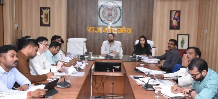 राजनांदगांव : सर्वोच्च प्राथमिकता देते हुए नागरिकों को स्वास्थ्य सुविधाएं कराएं उपलब्ध - कलेक्टर