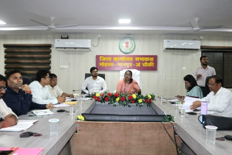 मोहला : आदि कर्मयोगी अभियान के क्रियान्वयन में लाए तेजी-कलेक्टर प्रजापति