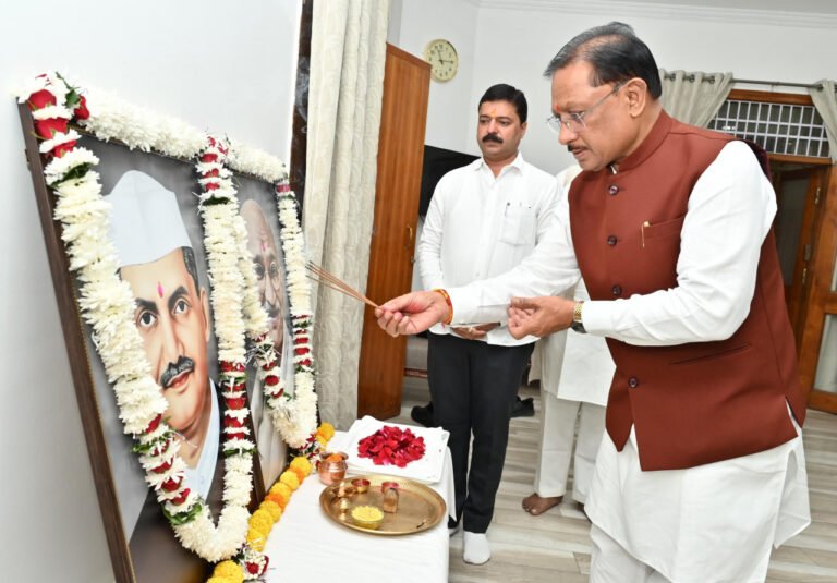 रायपुर : मुख्यमंत्री ने राष्ट्रपिता महात्मा गांधी और पूर्व प्रधानमंत्री श्री लाल बहादुर शास्त्री को उनकी जयंती पर किया नमन