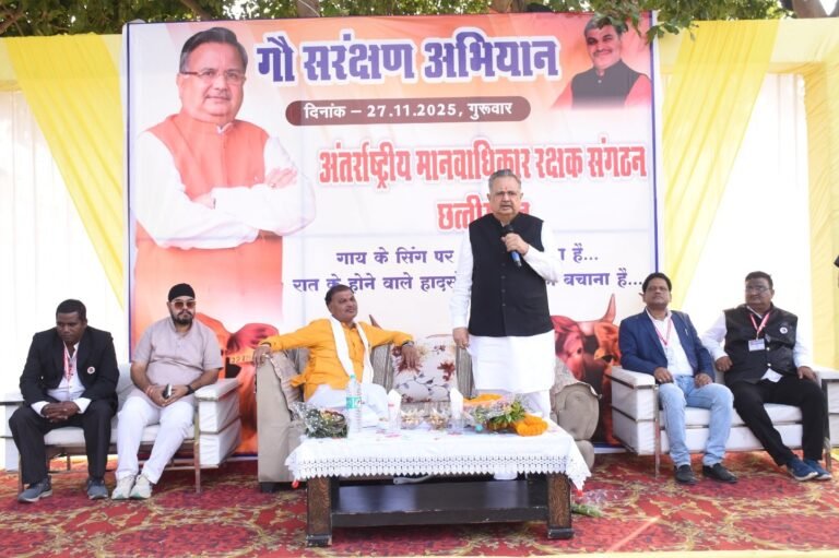 राजनांदगांव : विधानसभा अध्यक्ष डॉ. रमन सिंह ने गौ संरक्षण के लिए मवेशियों के गले एवं सींग में लगाई रेडियम पट्टी