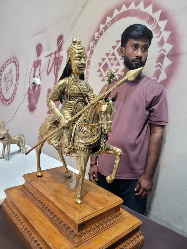 रायपुर : राज्योत्सव शिल्पग्राम में लोगों को आकर्षित कर रहा है छत्तीसगढ़ की पारंपरिक ढोकरा शिल्प