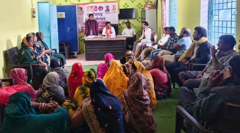 राजनांदगांव : प्रधानमंत्री सूर्यघर मुफ्त बिजली योजना से लाभान्वित करने के लिए सूर्यसभा का आयोजनसूर्यसभा में दी जा रही योजना की जानकारी