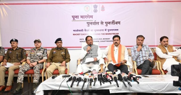 राजनांदगांव : मुख्यमंत्री ने पूना मारगेम : पुनर्वास से पुनर्जीवन अंतर्गत ग्राम कुम्ही में सीपीआई (मोओवादी) संगठन के 12 सक्रिय कैडरों द्वारा आत्मसमर्पण करने वाले माओवादी को मुख्यधारा में शामिल होने के संबंध में ली पत्रकार वार्ता