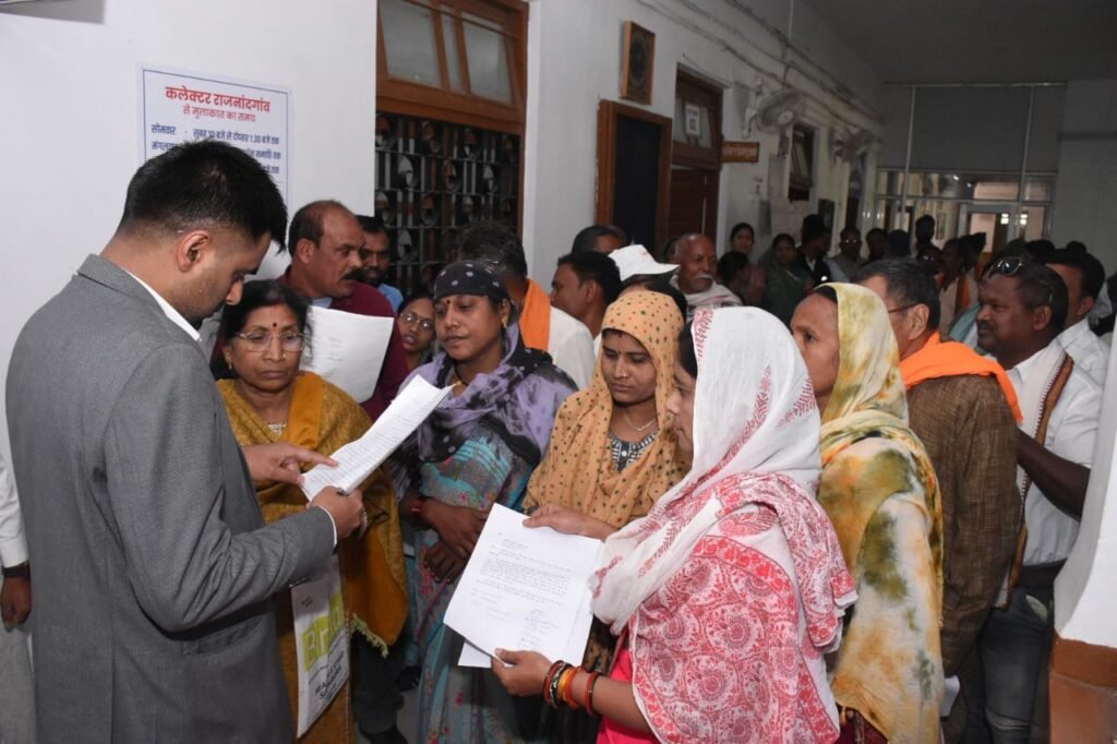 राजनांदगांव : कलेक्टर ने जनदर्शन में पहुंचे जनसामान्य की समस्याओं को गंभीरतापूर्वक सुना