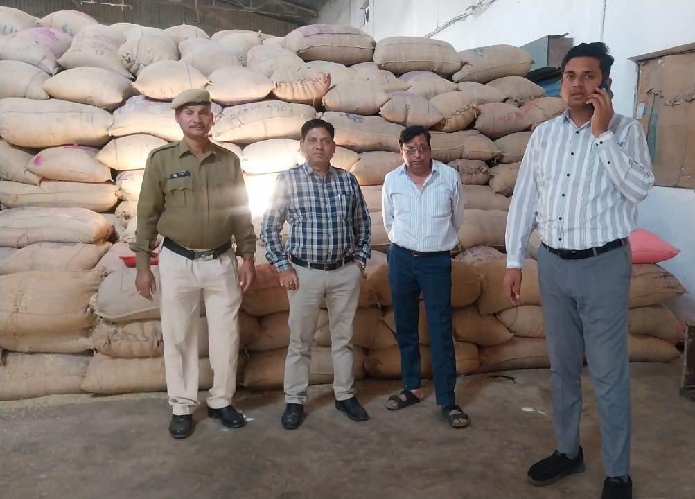  राजनांदगांव : आज कुल 4 प्रकरणों में 75 लाख 37 हजार 960 रूपए मूल्य के 2431.60 क्विंटल (6079 बोरा) अवैध धान जप्त