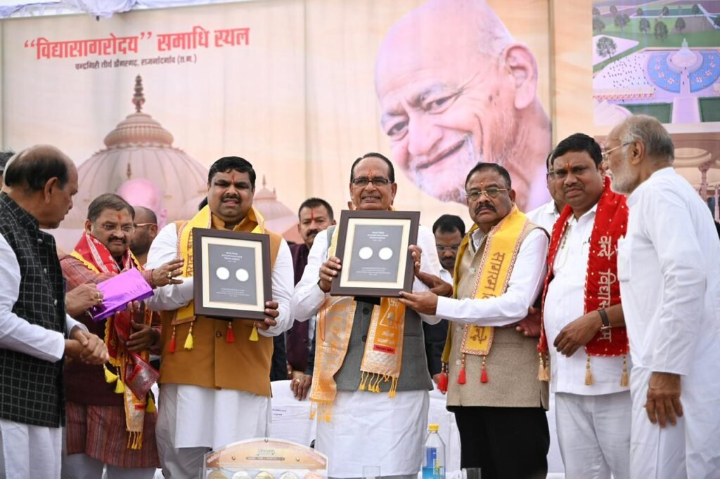 राजनांदगांव : आचार्य विद्यासागर जी महाराज के दिखाए हुए मार्ग का करें अनुसरण : केन्द्रीय कृषि एवं कृषक कल्याण मंत्री शिवराज सिंह चौहान