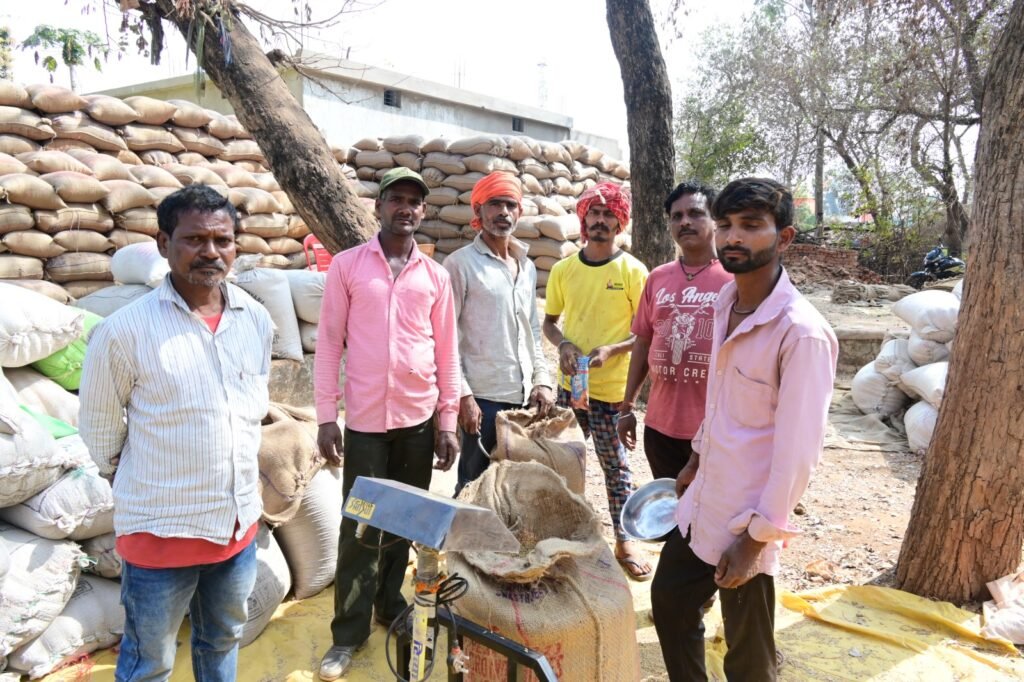 राजनांदगांव : खरीदी महाभियान के अंतिम दिन धान उपार्जन केन्द्रों में रही रौनक
