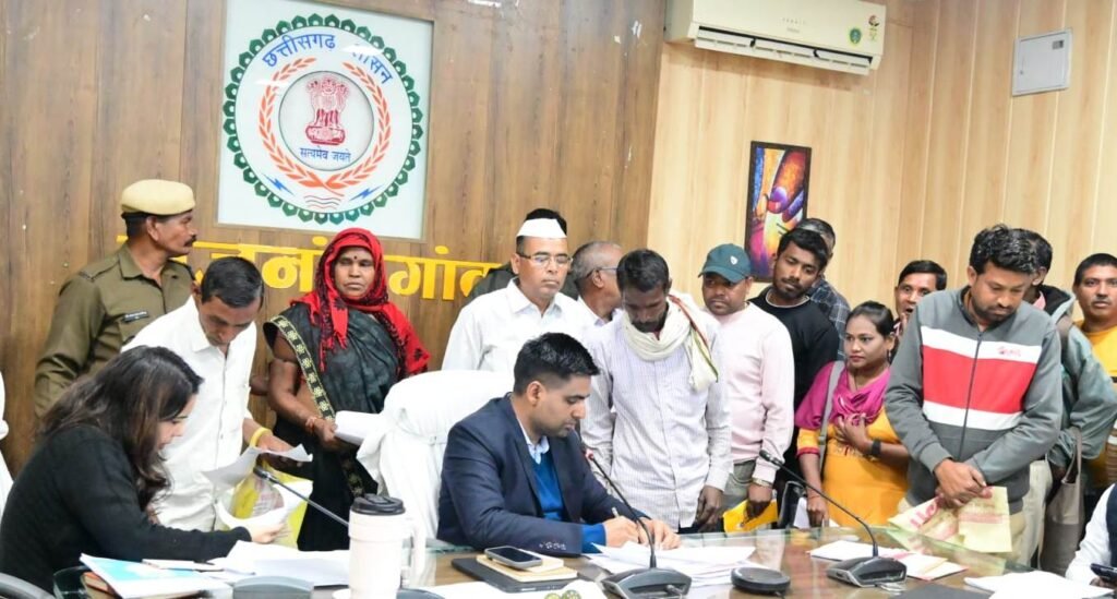 राजनांदगांव : कलेक्टर ने जनदर्शन में पहुंचे जनसामान्य की समस्याओं को संवेदनशीलतापूर्वक सुना