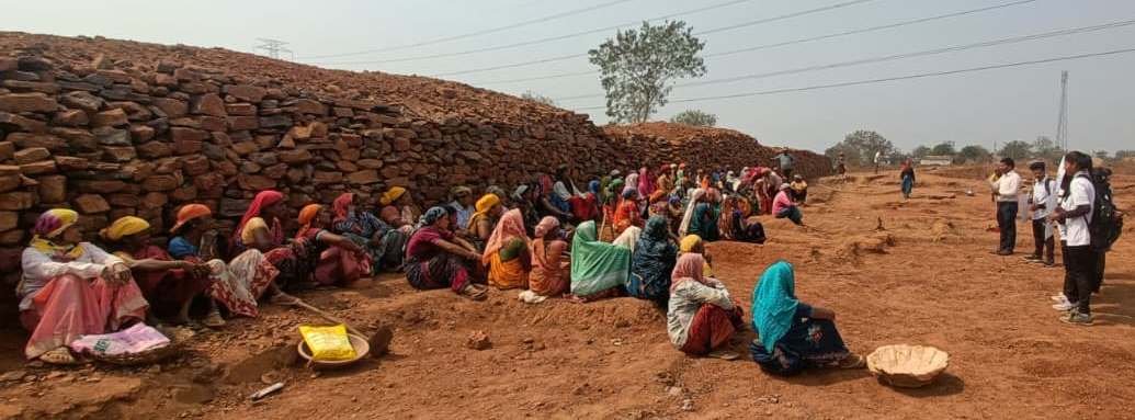 राजनांदगांव : मनरेगा स्थल पर ग्रामीण पालकों को किया गया जागरूक