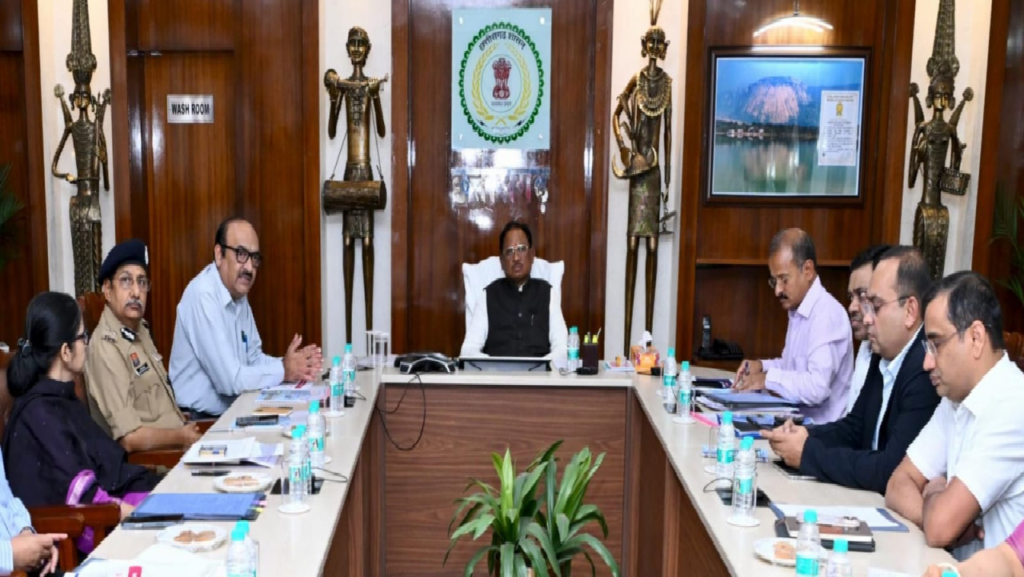 मुख्यमंत्री विष्णु देव साय कमिश्नर, आईजी और जिला कलेक्टरों के साथ वीडियो कॉन्फ्रेंसिंग के माध्यम से कर रहे हैं बड़ी बैठक