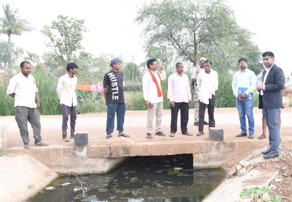 राजनांदगांव : कलेक्टर ने ग्राम खजरी एवं बोटेपार में निर्माणाधीन नहर लाइनिंग कार्य का किया निरीक्षण