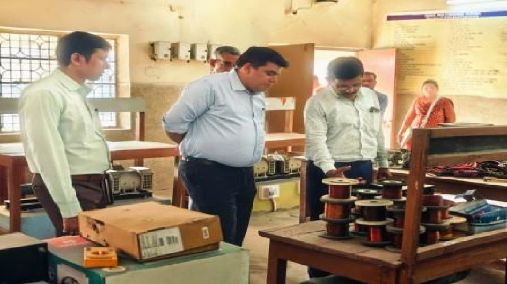 CG : कलेक्टर ने किया पॉलिटेक्निक कॉलेज का निरीक्षण, अव्यवस्थाओं पर नाराज़गी, त्वरित सुधार के निर्देश…