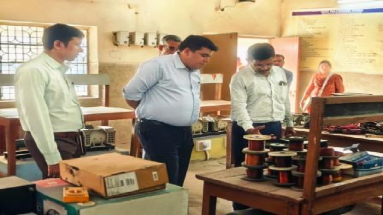 CG : कलेक्टर ने किया पॉलिटेक्निक कॉलेज का निरीक्षण, अव्यवस्थाओं पर नाराज़गी, त्वरित सुधार के निर्देश…