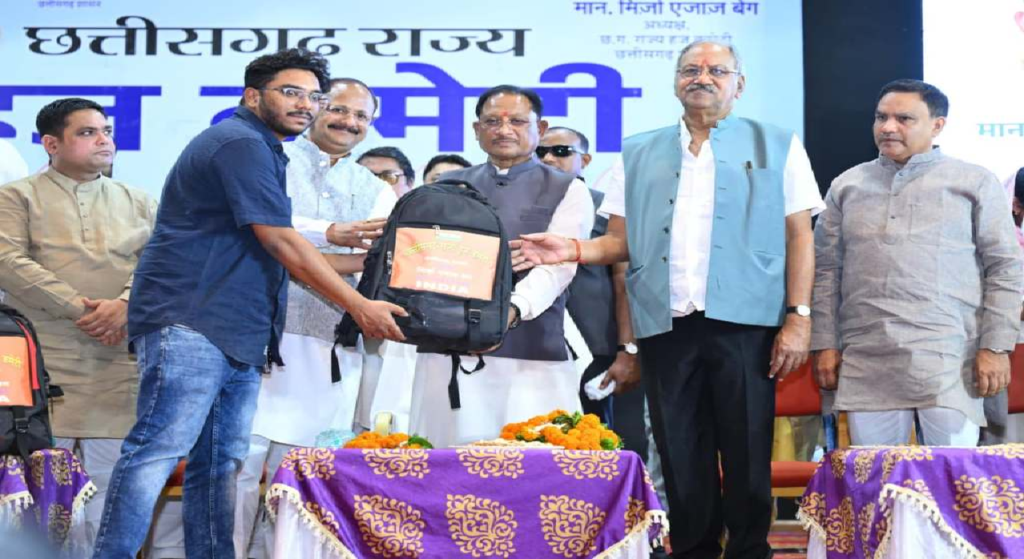 CG : सीएम साय ने हज यात्रियों को सौंपा फर्स्ट एड किट, यात्रा के लिए दी शुभकामनाएं…
