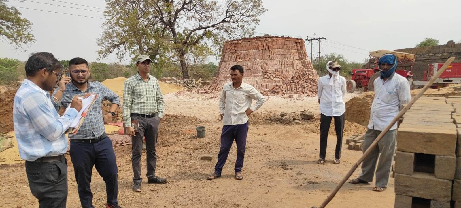 राजनांदगांव : राजस्व एवं वन विभाग की संयुक्त टीम द्वारा अवैध ईंट भट्टा पर की गई कार्रवाई