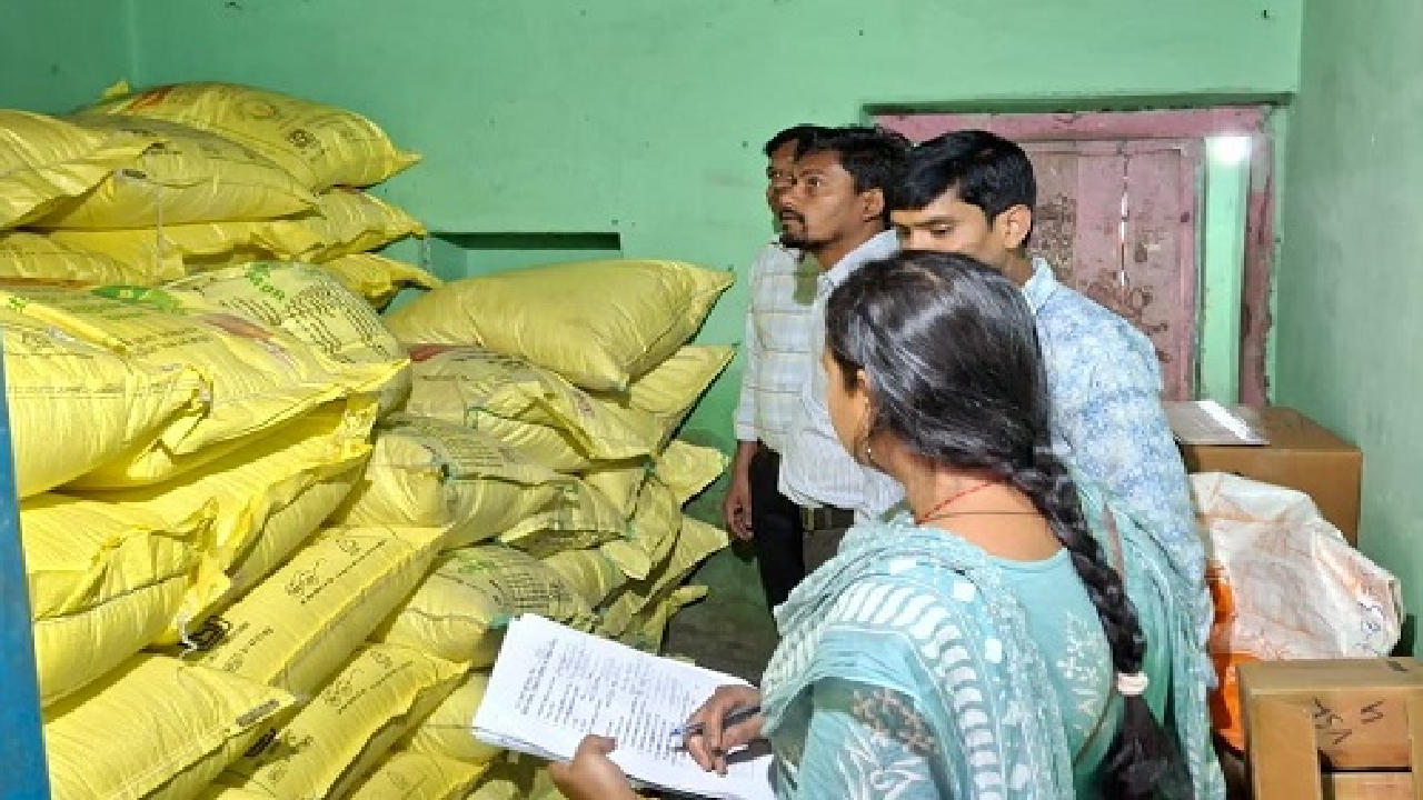 CG : 6 कृषि केन्द्रों को नोटिस एवं 1 कृषि केन्द्र के विक्रय पर प्रतिबंध …