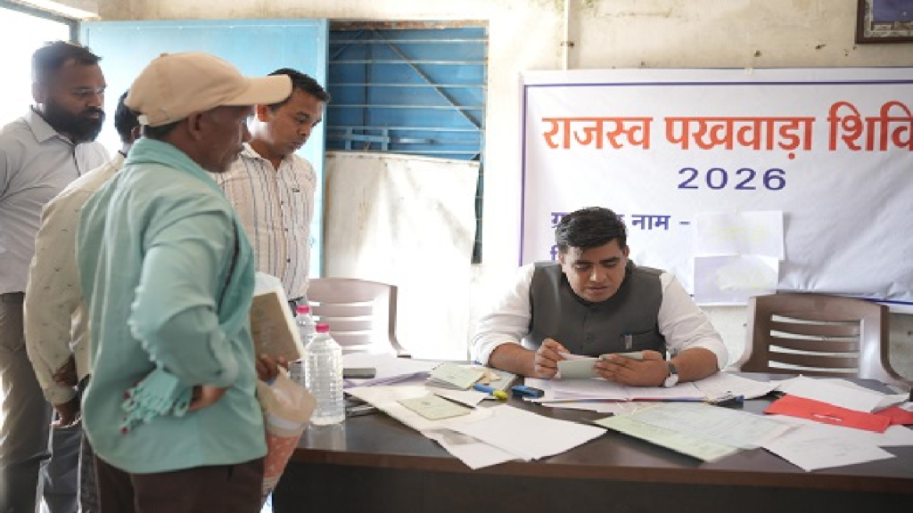CG : राजस्व पखवाड़ा शिविर में अचानक पहुँचे कलेक्टर …