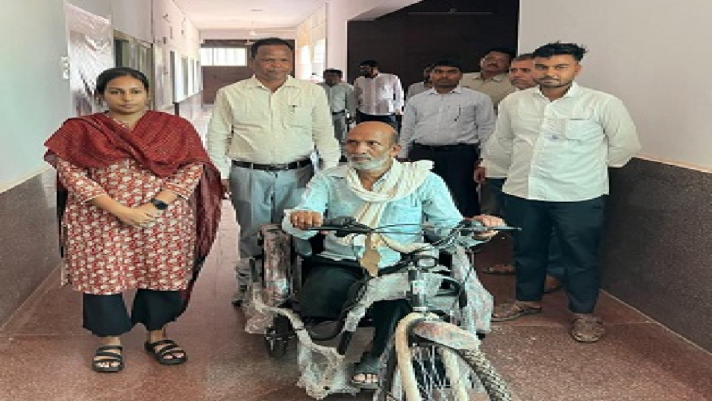 CG : जनदर्शन बना सहारा: दिव्यांग को मिली ट्राई साइकिल, आत्मनिर्भरता की ओर बढ़े कदम …