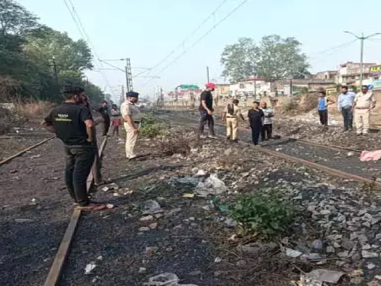 CG : मालगाड़ी के सामने कूदा युवक, पटरी में मिली लाश …
