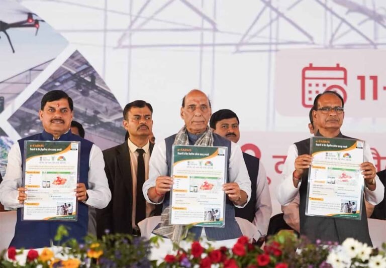 rajnath_with_mohan1.jpg