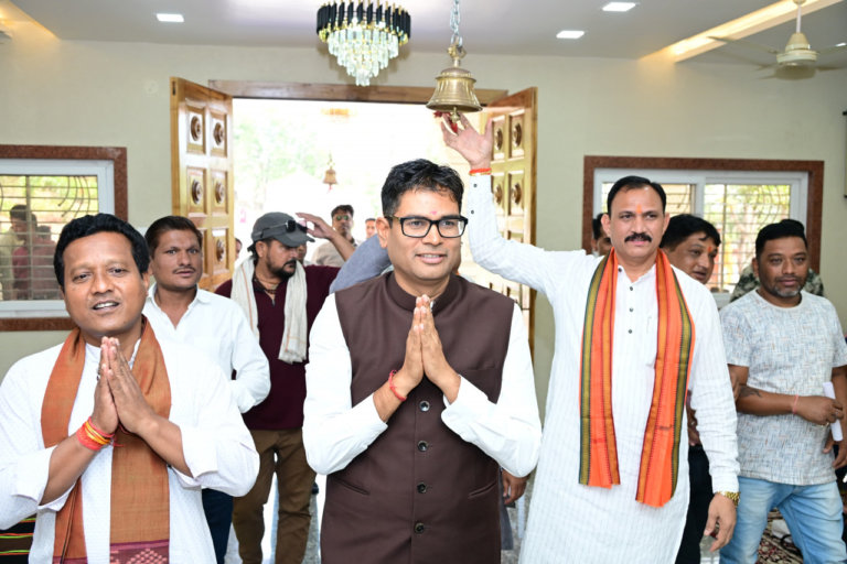 रायगढ़ के राधा कृष्ण मंदिर में वित्त मंत्री ओपी चौधरी एवं स्वास्थ्य मंत्री श्याम बिहारी जायसवाल ने की पूजा-अर्चना