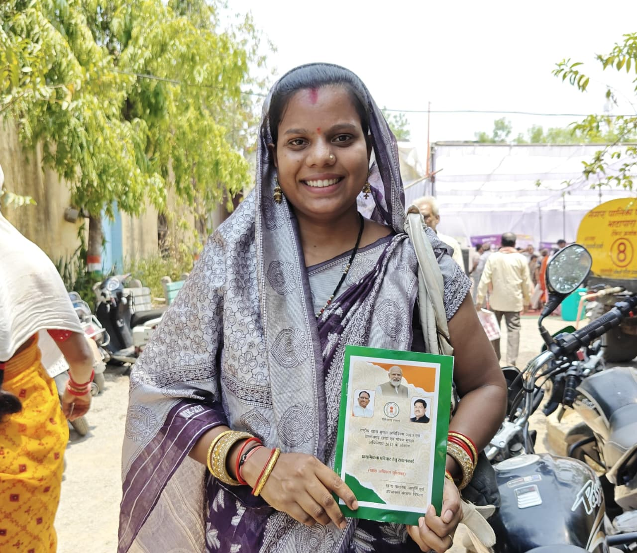 ’सुनीता जायसवाल को मौके पर मिला राशन कार्ड, चेहरे पर लौटी मुस्कान’