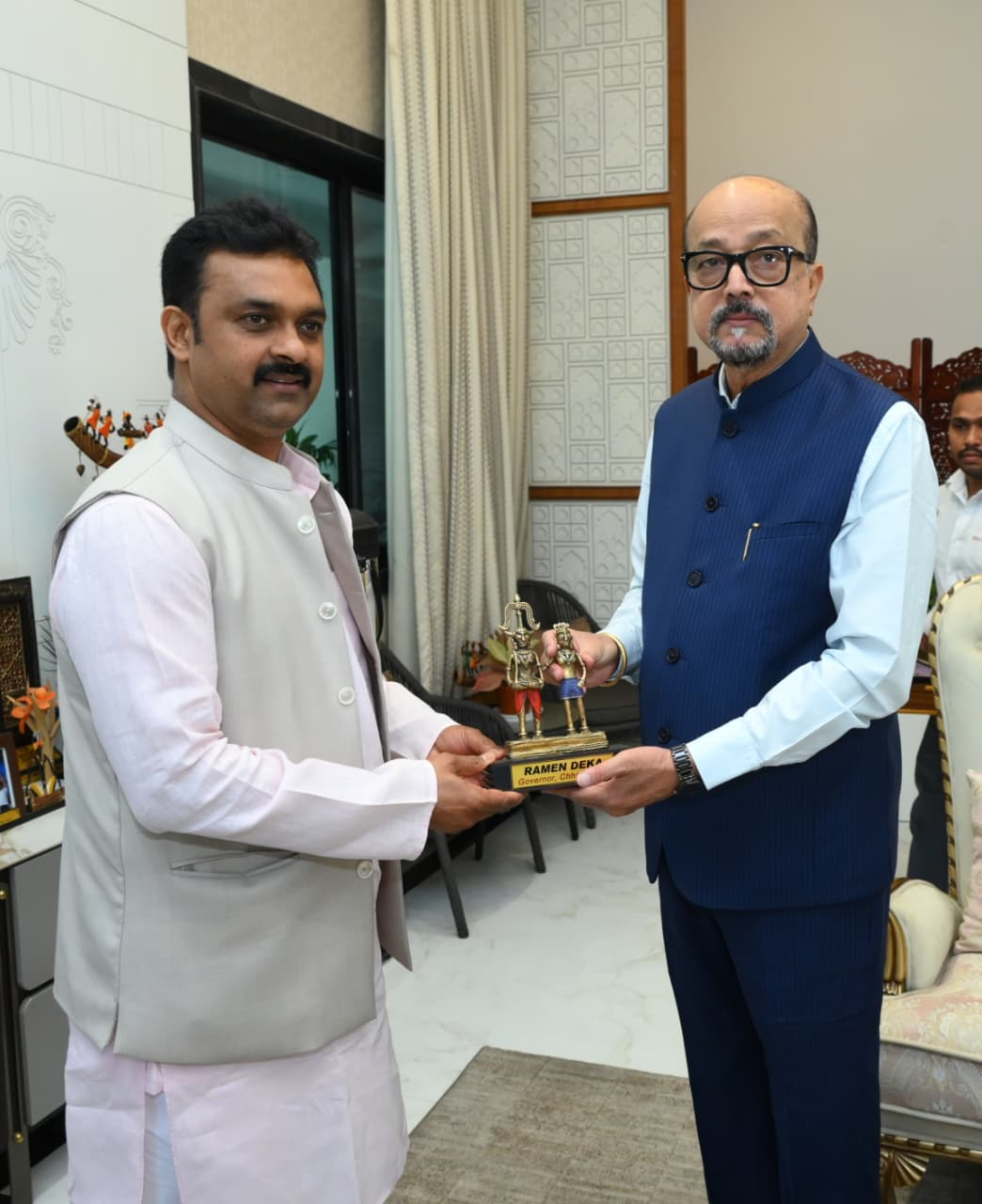 राज्यपाल डेका से केन्द्रीय ग्रामीण विकास राज्य मंत्री पासवान ने किया सौजन्य भेंट