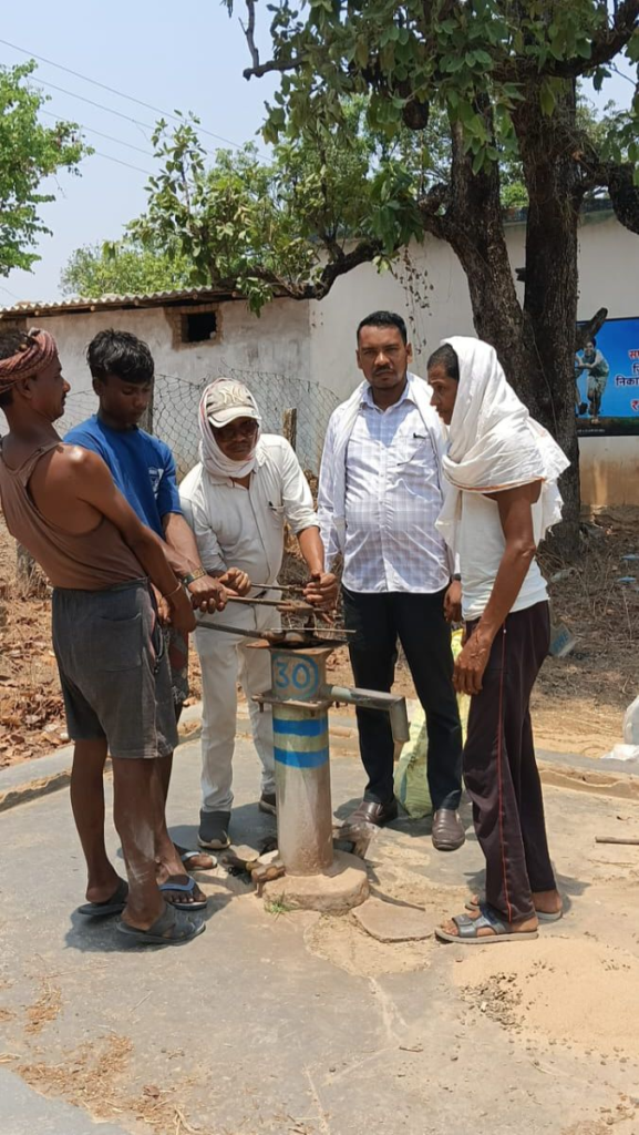 भीषण गर्मी में राहत की बड़ी पहल: महुआ पारा में दुरुस्त हुए हैंडपंप, ग्रामीणों को मिलने लगा स्वच्छ पेयजल