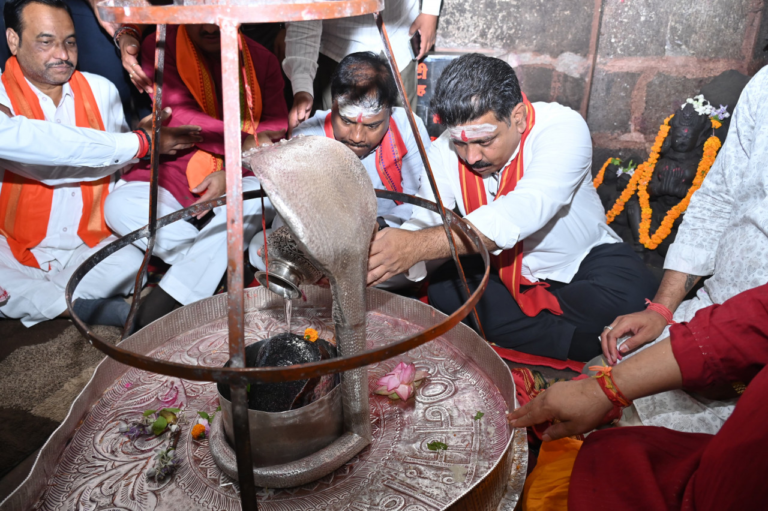 उप मुख्यमंत्री विजय शर्मा, वन मंत्री केदार कश्यप एवं सांसद संतोष पाण्डेय ने भोरमदेव मंदिर में की पूजा-अर्चना