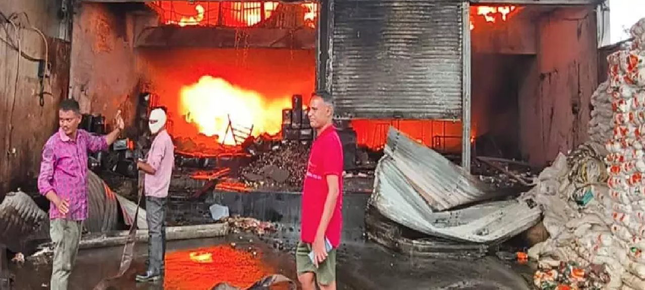 CG : व्यापारी के किराना गोदाम में लगी आग, करोड़ों का नुकसान…
