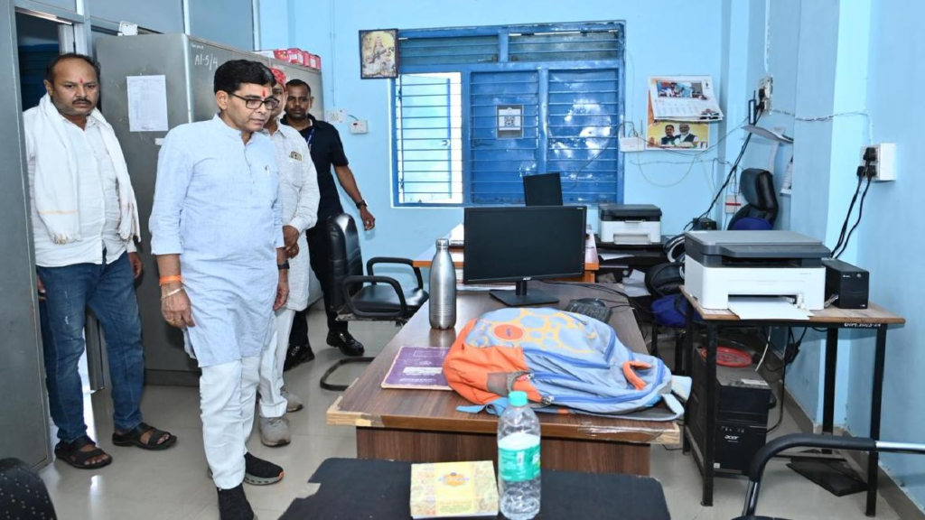 शैक्षणिक और गैर-शैक्षणिक स्टाफ अनिवार्य रूप से निर्धारित समय पर महाविद्यालय में उपस्थित रहें-मंत्री टंक राम वर्मा