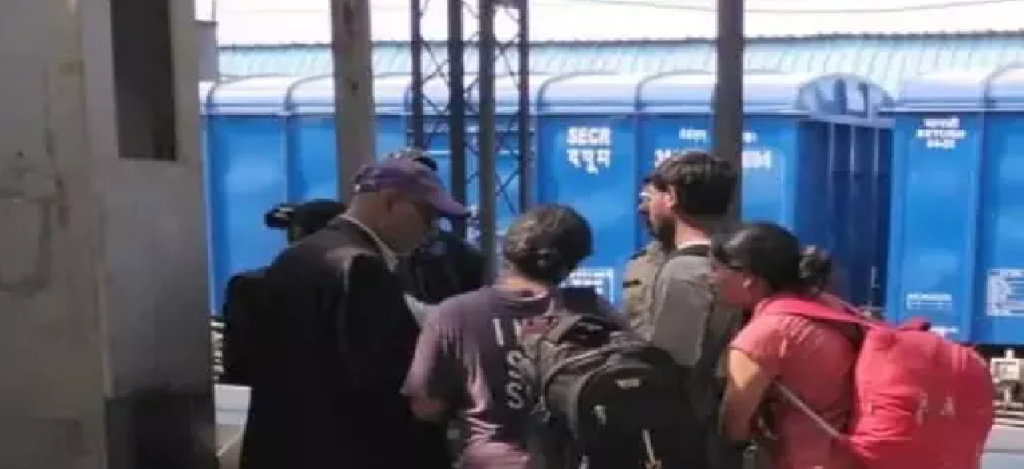 CG : रेलवे को चूना लगाने वाले 400 लोग गिरफ्तार, बिना टिकट यात्रा करते पकड़ाए