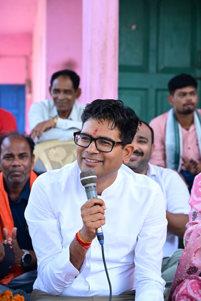 वित्त मंत्री ओ.पी. चौधरी ने ग्राम डुमरमुड़ा में ग्रामीणों से किया आत्मीय संवाद