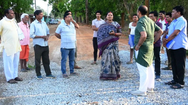समयसीमा और गुणवत्ता पर फोकस: मंत्री लक्ष्मी राजवाड़े ने सड़क निर्माण कार्य का किया निरीक्षण