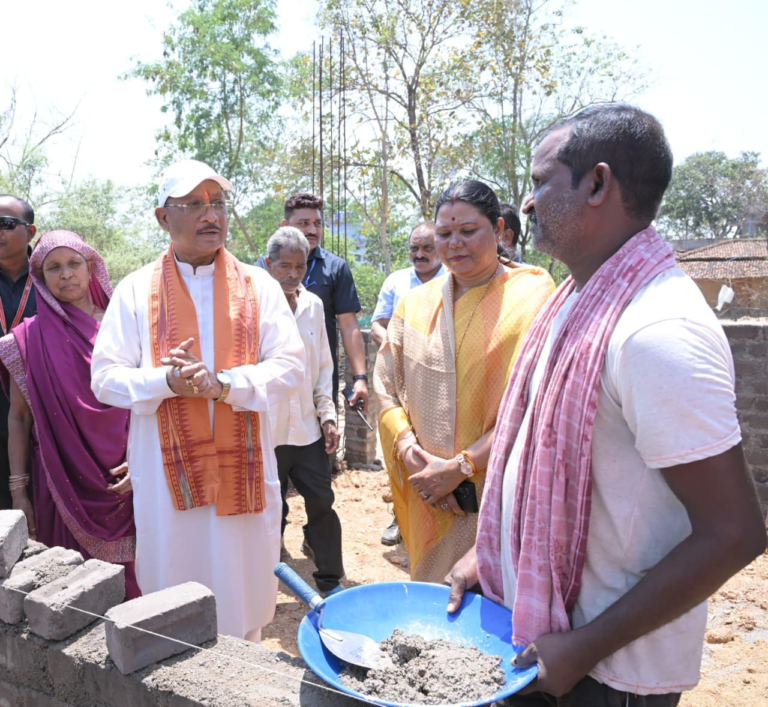 गोद में उठाया, चश्मा पहनाया : भैंसामुड़ा में दिखा मुख्यमंत्री का आत्मीय रूप
